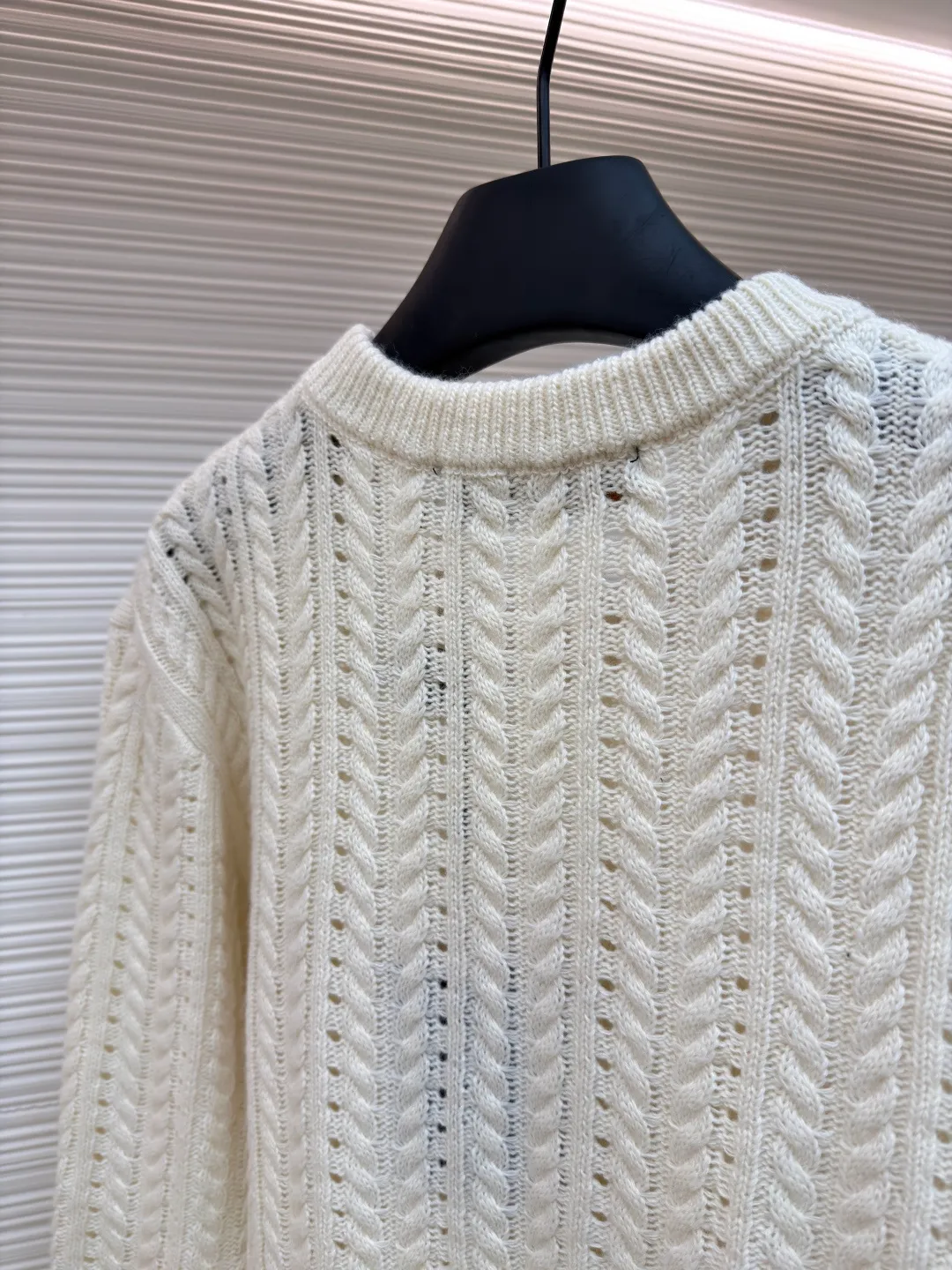 LOUIS VUITTON Cable knitted logo sweater ●Original version: Purchased and developed for 14100 ●Item number: 1681613-B20 ●Fabric: wool blended fabric ●Technology: Cable knitting ●Color: off-white ●Version: fitted version ●Weight: about 535 grams ●Size: S-M-L-XL ●Description: Made of cotton and wool blended fabric, the fabric composition is %25 lambswool, 75% cotton. The imported woolen fabric is woven into a cable pattern with a 7-needle machine, and the embroidered logo on the chest is embroidered by an imported Tajima embroidery machine. It took 12 times to make the embroidery consistent with the original version, and the cost of pattern making is as high as 8,000+. Garment wash fixes the shape of the garment while removing wool impurities and odors. Increases softness and softness. This long-sleeved crew neck shirt is made of loose cotton-wool blend cable knit, with a light and breathable silhouette, interpreting the cruising theme of the series. The LV Compass embroidered patch on the front incorporates LV letters and Monogram flowers, adding a sophisticated touch to the casual look. The overall wiring is straight and delicate, the fabric is comfortable and soft, and the color is consistent without color difference. It can be matched with the same style to create a fashionable look and control various occasions. Customized accessories, complete with three standards, same style for men and women!